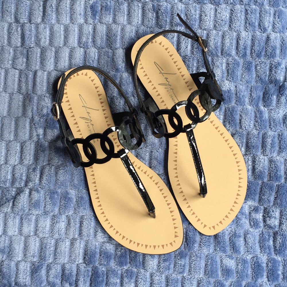 NIB! Black Thong Sandals Zendaya Mallory Flat Sandal in Black